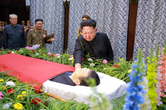 북한 김정은 국방위원회 제1위원장이 지난 30일 전날 교통사고로 사망한 김양건 노동당 비서의 빈소를 찾아 시신을 만져보며 오열하고 있다. 연합뉴스