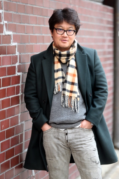우민호 감독은 그동안 미안했던 아내에게 조금은 당당해진 기분이라고 했다. “영화 감독에겐 배우자가 중요해요. 시나리오를 가장 먼저 보고 작품을 가장 먼저 모니터링해 주니까요. 아내는 감독판이 더 재미있대요.” 연합뉴스