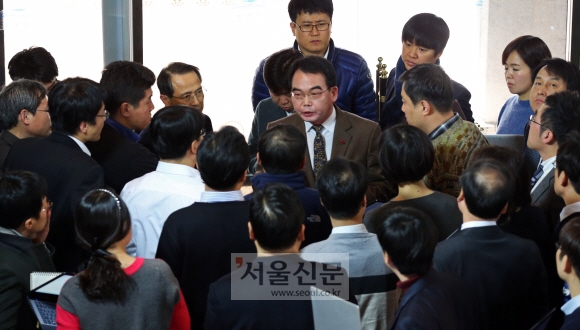 김성우(가운데 넥타이 보이는 사람) 청와대 홍보수석이 31일 오후 춘추관에서 논란이 되고 있는 한·일 정부의 일본군 위안부 문제 합의에 대한 청와대 입장을 기자들에게 설명하고 있다. 안주영 기자 jya@seoul.co.kr
