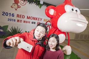 서울 잠실역 지하광장에 ‘웃는 원숭이’