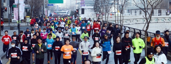 새해 첫날인 1일 오전 본사 주최로 서울 청계광장에서 열린 해피뉴런 마라톤 대회 참가자들이 출발선을 통과하고 있다. 안주영 기자 jya@seoul.co.kr