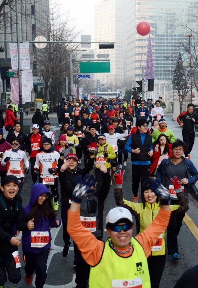 새해 첫날인 1일 오전 본사 주최로 서울 청계광장에서 열린 해피뉴런 마라톤 대회 참가자들이 출발선을 통과하고 있다. 2016.1.1안주영기자 jya@