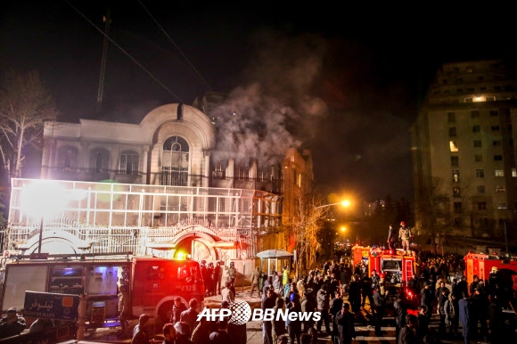 2일(현지시간) 이란 테헤란에 있는 사우디아라비아대사관에서 이란 시위대의 방화로 연기가 피어오르고 있다. 시위대는 이슬람 수니파 종주국인 사우디가 시아파 종교 지도자를 처형한 데 항의해 사우디대사관을 습격했다. ⓒ AFPBBNews=News1