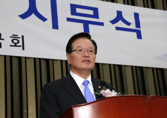 정의화 국회의장이 4일 오전 국회에서 열린 2016년 시무식에서 인사말을 있다. 연합뉴스