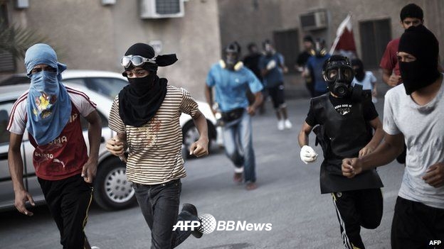 바레인의 시아파 젊은이들이 복면을 두른 채 가두시위를 벌이고 있다. AFP 자료사진 