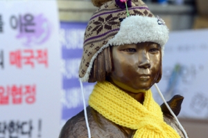 적절한 때 되면 ‘소녀상 이전’ 협의할 수 있다?…정부 모호한 태도 논란