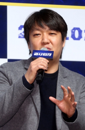 답하는 이일형 감독