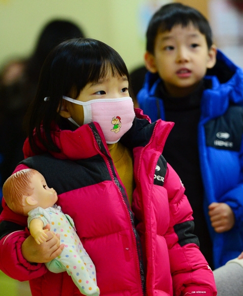 서울 용산구의 한 아동병원을 찾은 어린이가 마스크를 쓰고 있다. 박윤슬 기자 seul@seoul.co.kr