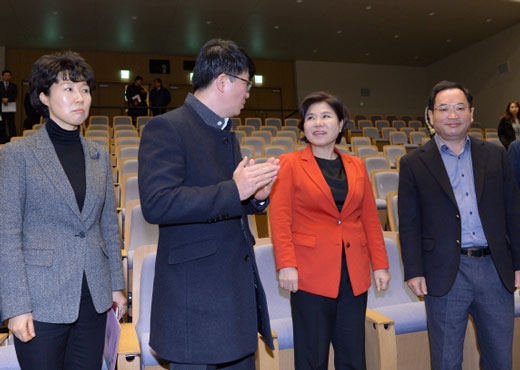 조은희(왼쪽 세번째) 서초구청장이 5일 우면동 삼성 서울 R&D 센터 시설물을 둘러 보고 있다. 최해국 선임기자