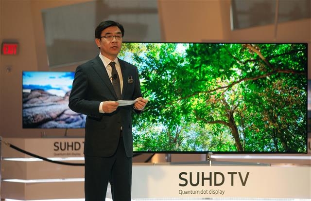 삼성전자 영상디스플레이사업부 김현석 사장이 ‘CES 2016’ 개막을 앞둔 4일(현지시간) 미국 라스베이거스에서 2016년형 퀀텀닷 SUHD TV를 공개했다. 삼성전자 제공