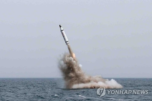 지난해 5월 북한 잠수함 발사 탄도미사일<<연합뉴스 자료사진>>