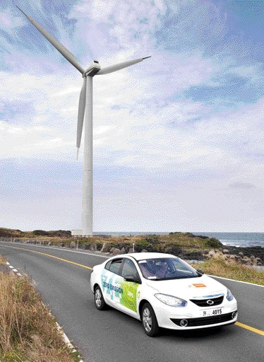 풍력으로 발전한 전기로 충전해 달리는 전기자동차의 모습, 2030년이면 제주는 전 차량이 전기자동차로 교체되고 풍력과 태양열 등 신재생에너지가 100％ 전력을 공급하게 된다.