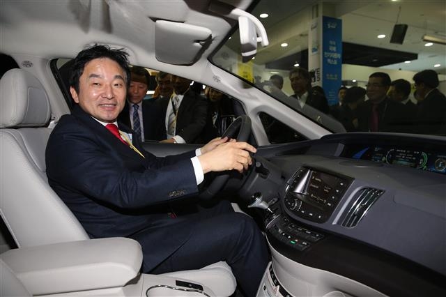 지난해 제주에서 열린 국제 전기차 엑스포에서 원희룡 제주지사가 전기차에 탑승, 시운전을 해보고 있다. 제주도 제공