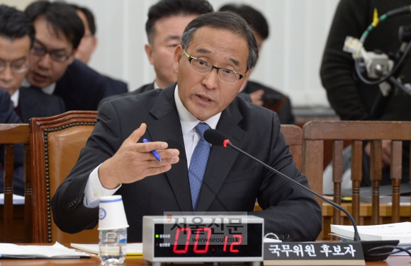 홍윤식 행정자치부 장관 후보자가 6일 국회에서 열린 인사청문회에서 의원들의 질문에 답변하고 있다. 이종원 선임기자 jongwon@seoul.co.kr