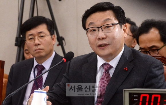 주형환 산업통상자원부 장관 후보자가 6일 국회에서 열린 인사청문회에서 의원들의 질문에 답변하고 있다. 이종원 선임기자 jongwon@seoul.co.kr