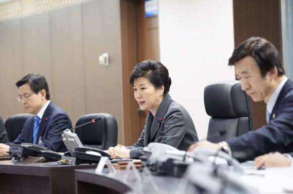 지난 6일 북한 핵실험에 국가안전보장회의를 주재하고 있는 박근혜 대통령. 청와대 제공