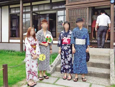 경북 포항시 구룡포읍에 조성된 ‘근대문화역사거리’ 관광객들이 일본인 가옥을 개조해 만든 구룡포 근대역사관에서 일본 전통복인 기모노 체험을 하고 있다. 포항시문화관광해설사회 제공