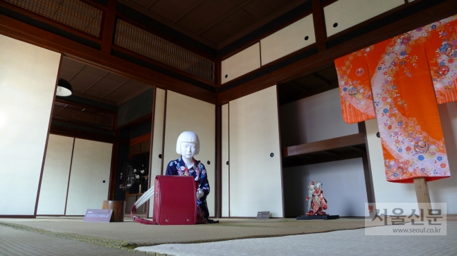 포항 구룡포 역사관 2층에 옛 건물주인 일본인 하시모토 젠기치의 딸 인형 모형이 전시돼 있다. 포항시 제공 