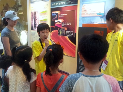 지난해 여름 어린이 도슨트가 친구들에게 자연사박물관의 전시품을 소개하고 있다.  서대문구 제공 