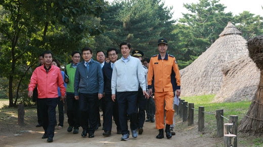 지난해 10월 강동선사문화축제를 앞두고 황교안(왼쪽 두 번째) 국무총리와 이해식(오른쪽 두 번째) 서울 강동구청장이 암사동 선사유적지를 돌아보고 있다.