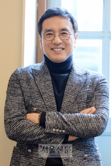 김승우는 ‘잡아야 산다’에서 ‘고딩’들에게 빼앗긴 휴대전화를 되찾기 위해 고군분투하는 기업 최고경영자(CEO)를 맡아 맨손 격투 액션을 보여준다. 김명국 선임기자 daunso@seoul.co.kr