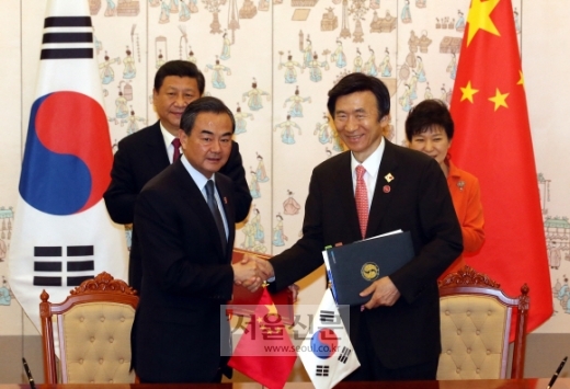 왕이(왼쪽) 중국 외교부장과 윤병세 외교부 장관. 뒷줄에는 시진핑 주석과 박근혜 대통령 