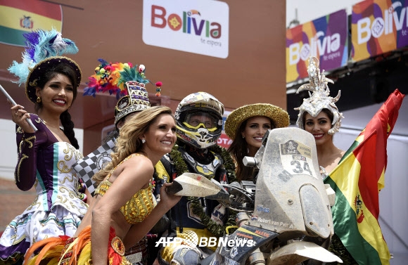7일(현지시간) 아르헨티나와 볼리비아로 이어지는 2016 다카르랠리 5구간이 끝나는 곳에서 네덜란드의 로버트 JR 반 펠트가 단상에 올라 기념 촬영을 하고 있다.  ⓒ AFPBBNews=News1
