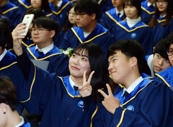 8일 서울 강서구 공항중학교에서 열린 ’제59회 졸업식’에서  학생들이 핸드폰으로 사진을 찍고 있다.  김명국 전문기자 daunso@seoul.co.kr
