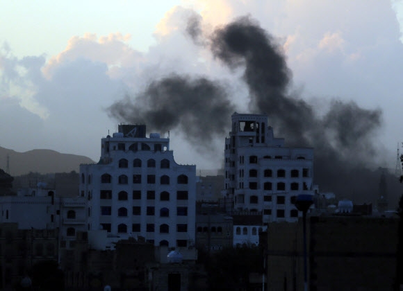 6일 밤(현지시간) 예멘 수도 사나에 있는 이란대사관 근처에서 사우디아라비아 공군의 폭격 직후 시커먼 연기가 피어오르고 있다. 이란 외교부는 사우디 전투기의 수차례 폭격으로 건물 일부가 붕괴되고 대사관 직원이 부상했다고 주장했다. 사나 EPA 연합뉴스