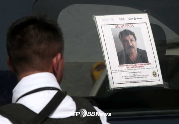 멕시코 아파풀코의 한 연방 경찰 순찰차에 탈옥후 도피 중인 ‘마약왕’ 호아킨 구스만의 사진이 붙어 있다. ⓒ AFPBBNews=News1