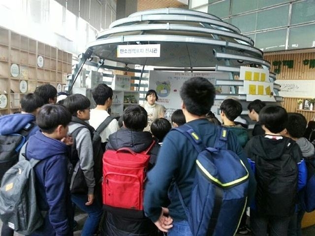 서울 금천구청 1층 로비에 설치된 재생제품 전시관을 학생들이 둘러보고 있다.  금천구 제공