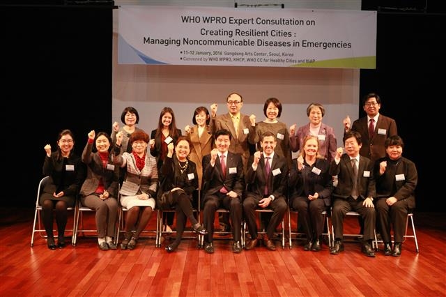 11일 강동아트센터에서 열린 세계보건기구 서태평양지역사무처 전문가 회의에서 참석자들이 기념촬영을 하고 있다. 