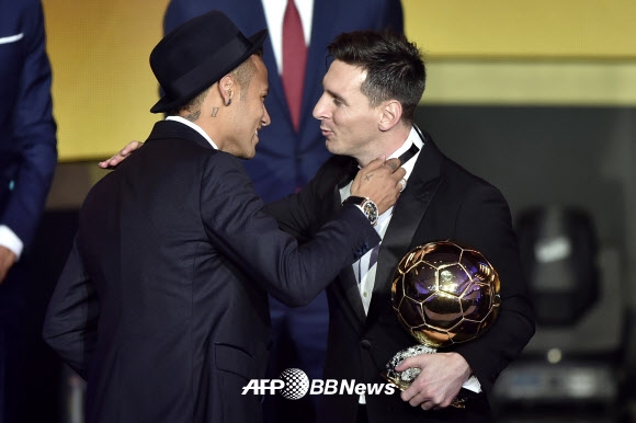 11일(현지시간) 스위스 취리히 콩그레스하우스에서 열린 2015 FIFA 발롱도르 시상식에서 리오넬 메시가 수상한 뒤 네이마르의 축하를 받고 있다. ⓒ AFPBBNews=News1