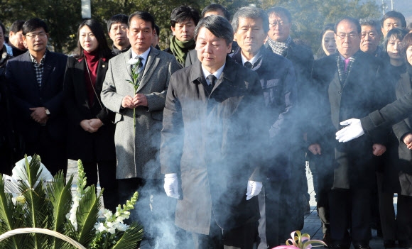 창당준비위원회를 발족한 국민의당 안철수 의원이 12일 오전 경남 김해시 진영읍 봉하마을 노무현 전 대통령 묘소를 참배하고 있다.한상진 공동창당준비위원장이 안 의원보다 먼저 분향을 하고 뒤에 서 있다.  연합뉴스