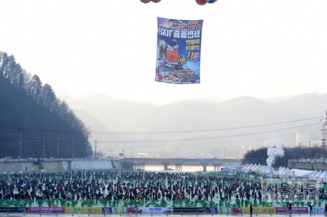 강원 화천읍 화천천에서 열리는 산천어축제장이 12일 평일인데도 겨울을 즐기려는 관광객들이 몰려와 인산인해를 이루고 있다. 나 홀로 남은 겨울 축제 덕에 역대 최대 인파를 기록할 것으로 전망된다. 화천군 제공