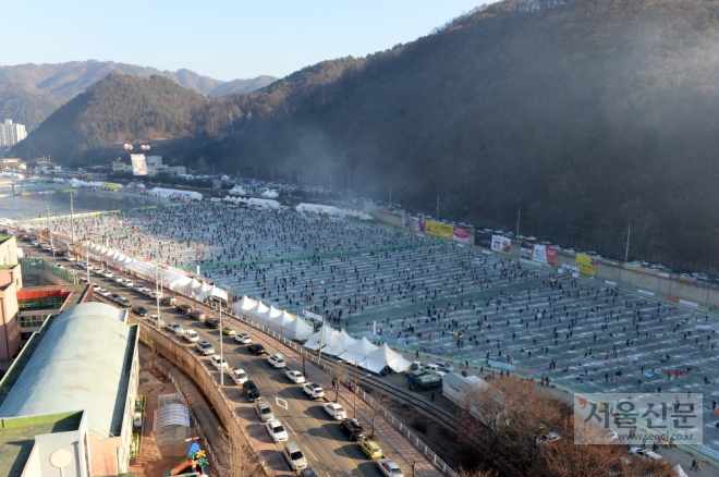 강원 화천읍 화천천에서 열리는 산천어축제장이 12일 평일인데도 겨울을 즐기려는 관광객들이 몰려와 인산인해를 이루고 있다. 나 홀로 남은 겨울 축제 덕에 역대 최대 인파를 기록할 것으로 전망된다. 화천군 제공