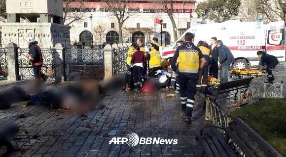 터키 이스탄불의 대표적 관광지인 술탄아흐메트 광장에서 12일 오전 10시 20분(현지시간)쯤 테러로 추정되는 대형 폭발 사고가 발생, 쓰러진 피해자들을 구급대가 수습하고 있다. ⓒ AFPBBNews=News1