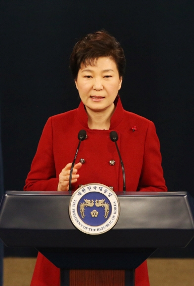 박근혜 대통령이 오전 청와대에서 2016 신년 기자회견 및 북핵 관련 입장을 발표하고 있다. 안주영 기자 jya@seoul.co.kr