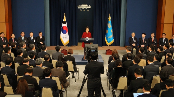 박근혜 대통령이 오전 청와대에서 2016 신년 기자회견 및 북핵 관련 입장을 발표하고 있다.  안주영 기자 jya@seoul.co.kr