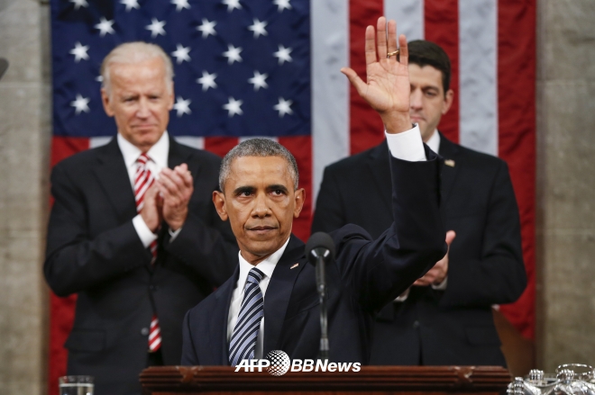 12일(현지시간) 버락 오바마 미국 대통령이 워싱턴DC 의회 상하원 합동회의장에서 임기 마지막이자 8번째 신년 국정연설에 나서 손을 흔들며 인사하고 있다. 2016. 1.12. ⓒ AFPBBNews=News1