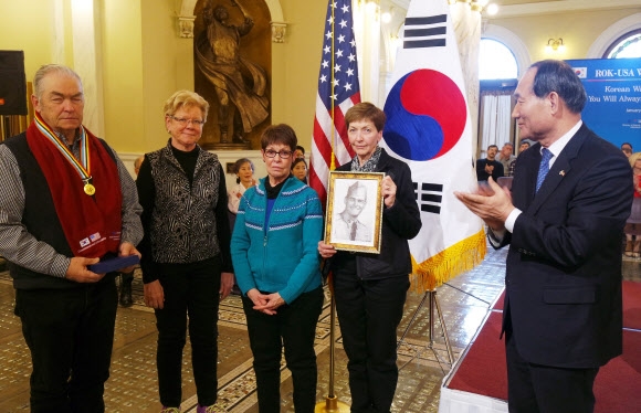 美 주 정부, 한국전 참전 용사에게 첫 메달 수여 