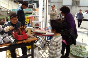 칼 고치며 자립심 키우고 우산 고치며 희망 키우죠