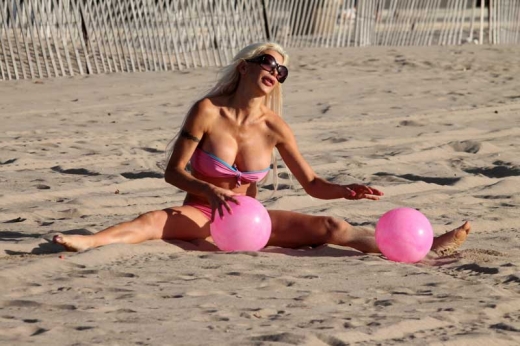 13일(현지시간) 프렌치 모건은 미국 캘리포니아주 산타 모니카 해변에서 아찔한 핑크색 비키니를 입고 야릇한 포즈로 공놀이를 즐기는 모습이 공개돼 주위의 시선을 집중시켰다.<br>사진=TOPIC / SPLASH NEWS(www.topicimages.com)