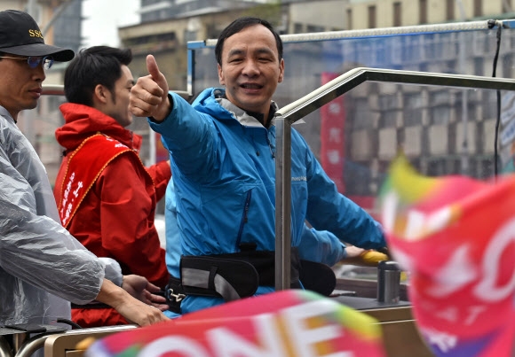 대만 총통선거 유세 마지막 날인 15일 주리룬 국민당 후보도 타이베이에서 유세 차량을 탄 채 엄지손가락을 치켜들고 지지를 호소하고 있다. 타이베이 AFP 연합뉴스
