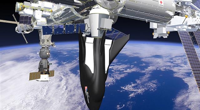 미국 항공우주국(NASA)의 ‘우주택배’ 업체로 선정된 민간 우주업체 ‘시에라 네바다’의 ’드림 체이서’호가 국제우주정거장에 결합돼 있는 상상도. 시에라네바다사 제공 