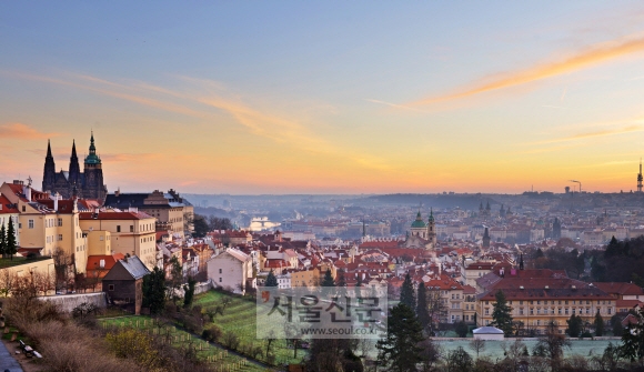 페트르진 언덕에서 굽어본 프라하 시내 모습. 체코 관광청이 꼽은 ‘프라하 톱10’ 풍경 가운데 하나다. 새벽녘에 방문하길 권한다.