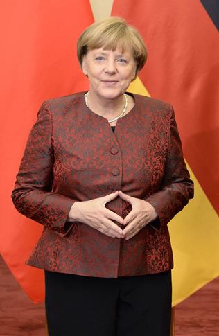 앙겔라 메르켈 독일 총리가 자주 쓰는 배꼽 앞에 두 손을 맞대는 식의 ’다이아몬드 제스처’는 지적인 이미지를 높이면서 자신감을 나타낸다. AP 연합뉴스