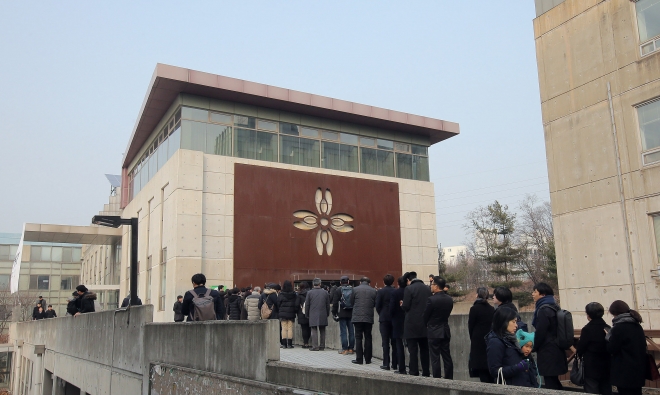 16일 오후 서울 구로구 성공회대학교 대학성당에 차려진 고 신영복 성공회대 석좌교수의 빈소에 조문객들의 발길이 이어지고 있다.  연합뉴스.