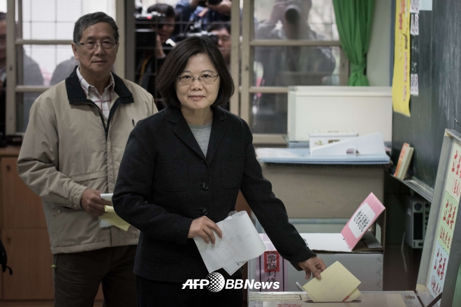 야당 민진당(DPP) 차이잉원 주석이 16일 대만 총통선거에서 자신의 한 표를 행사하고 있다. ⓒAFPBBNews=News1