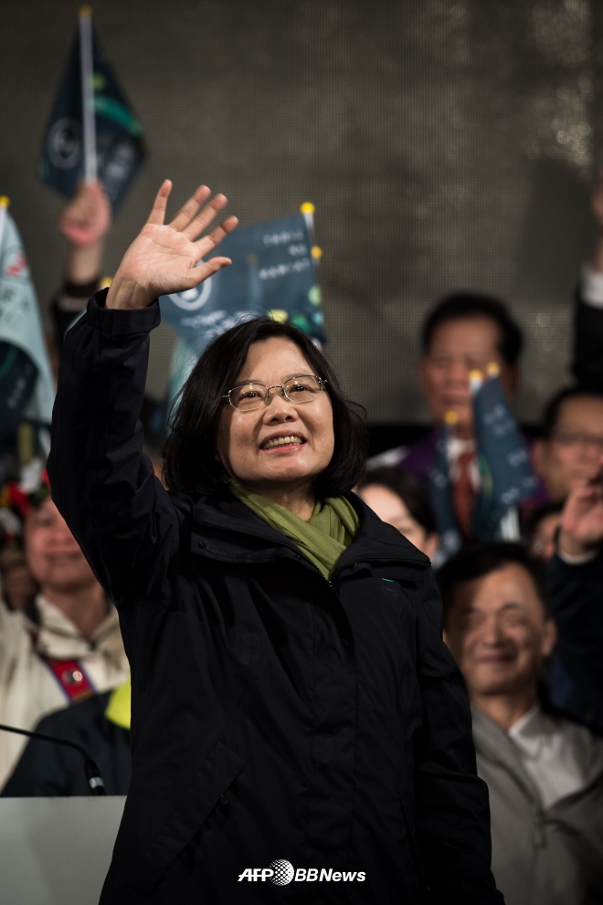 대만 첫 여성 총통. 16일 대만 총통선거에서 승리한 차이잉원 당선자. ⓒAFPBBNews=News1
